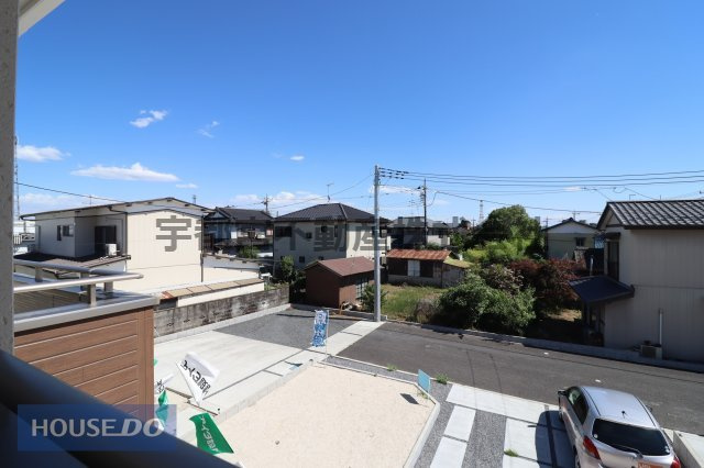 【建物からの眺望】現地完成写真。バルコニーからの景色。十分な間隔が確保されております。