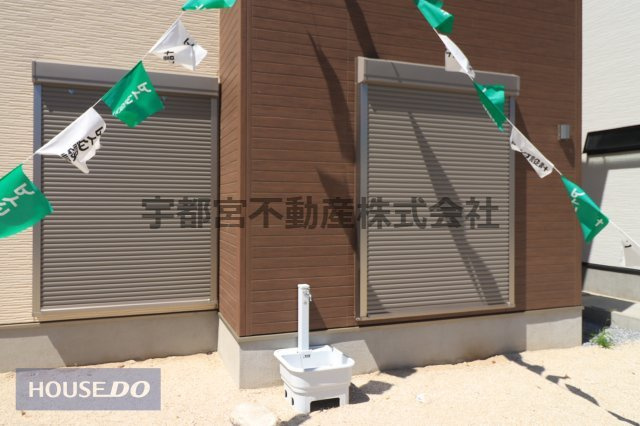 【防犯設備】現地完成写真。1階リビングには雨風の強い日にも役立つ防犯シャッターがついています。