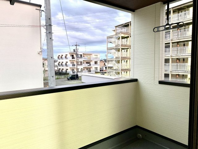 広めのバルコニーからの眺めです。開口部が大きいので日もよく入り、お洗濯物も乾きますね。