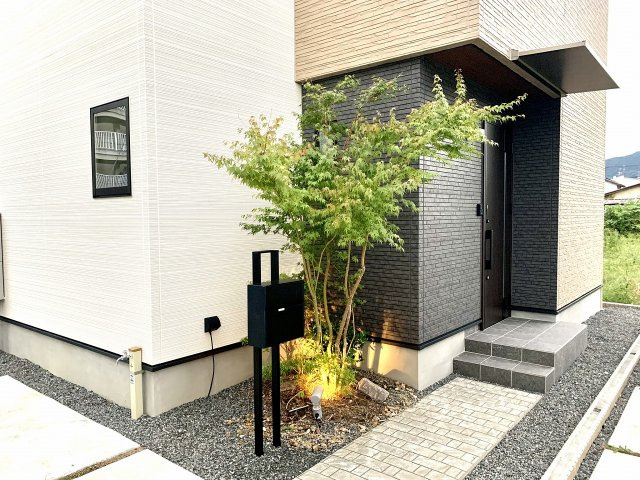 さすがホームポジションの家です。玄関アプローチがおしゃれですね。