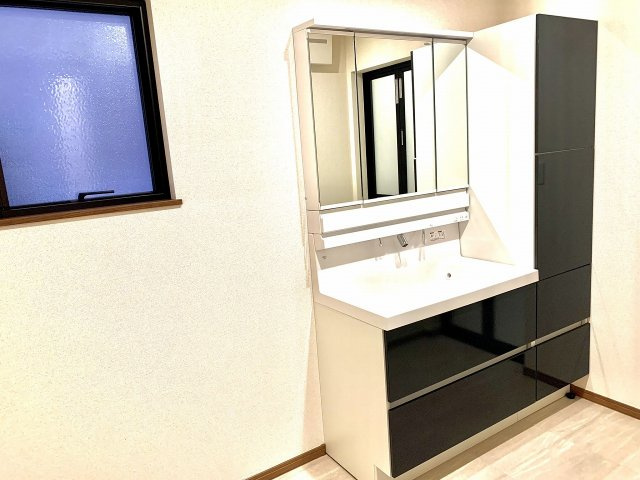ランドリースペースの洗面台です。大きな3面鏡に大きな収納、大きなシンク。身支度がはかどりますね。