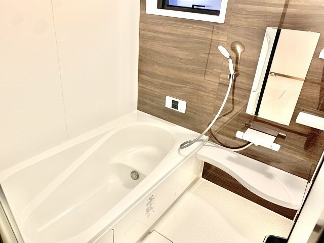 窓があって、換気もばっちりな足を伸ばせるお風呂です。