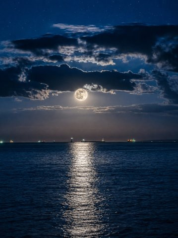 夜は雲の隙間からムーンロード（月光の道）が　　神秘的です・・・。