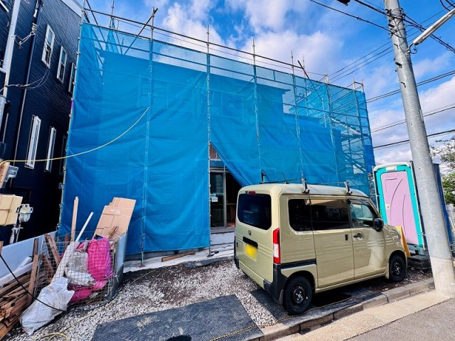1階には雨戸シャッターを設置。防犯性を高めるとともに台風や強風時の飛来物から窓を守り、安心・安全な暮らしをサポートします。