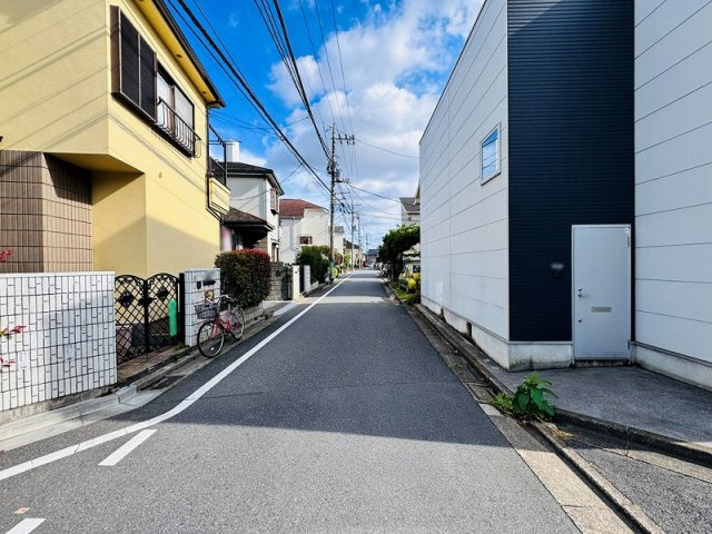 閑静な住宅街に位置し、落ち着いた生活をお送りいただけます。