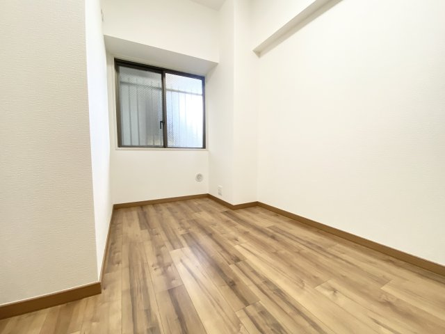 北東には収納スペースのお部屋があります（4.5帖）。趣味のものを収納するもよしです♪
