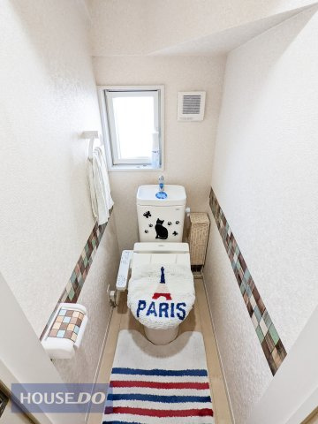 窓付きのトイレスペース。換気環境も良好です。