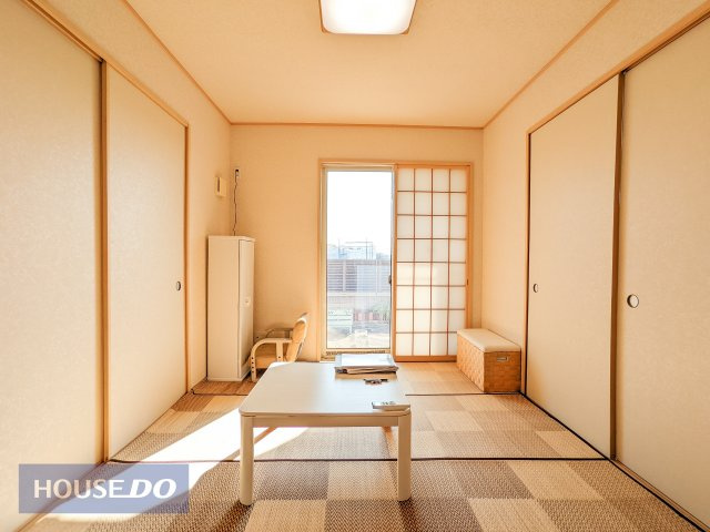 リビング隣接の6帖の和室はお子様の遊び場としても重宝しますね♪