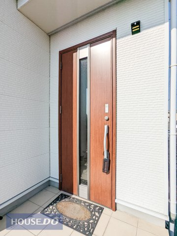 ゆったりとした玄関。奥行きのあるポーチで雨の日も安心です。