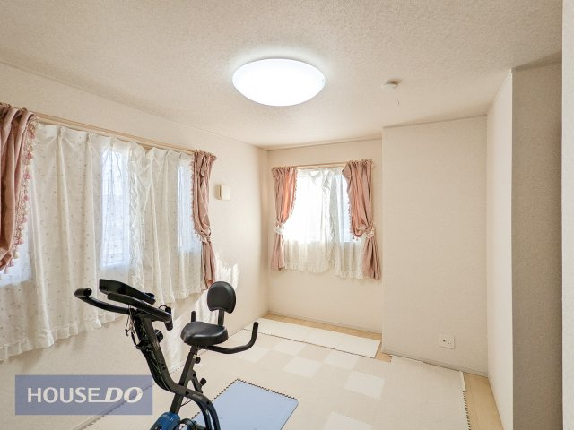 お子様の成長を見守るお部屋♪収納もついております。