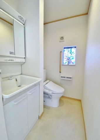 1階トイレには便利な洗面台を設置しています
