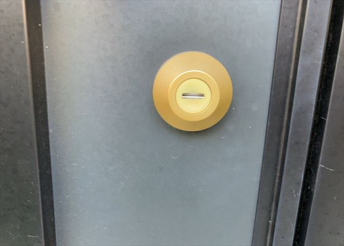 玄関は家の顔でもあり、家族以外の目にも止まる場所です。玄関は外との間を仕切る扉、靴などをしまっておく収納スペース、靴脱ぎのたたきスペース、来客とのやり取りをするドアホンなど複数のアイテムからなります。