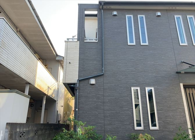 バルコニーは、室外の専用スペースのうち、「屋根がなく開放された空間」であるものを指します。ベランダより広いタイプのものが多く、日当たりもよいため家庭菜園などを楽しみたい人にとって適した環境となります。