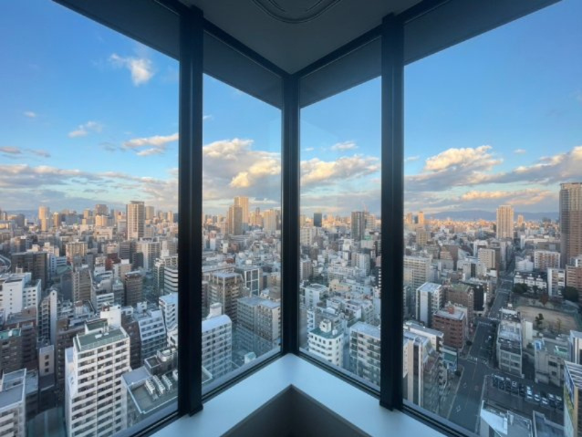 【物件からの眺望】リビングからは広々と景色を見渡せます。夜景もとてもきれいです♪