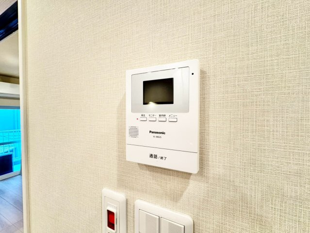 来訪者を確認できるモニター付きインターフォン。駅近生活に安心感を添える設備です。