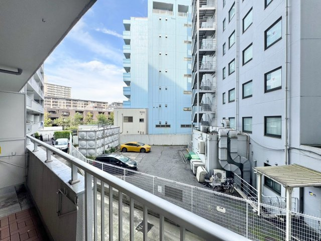周辺建物との距離感が分かる眺望。都心の利便を身近に感じながら暮らせる一室です。