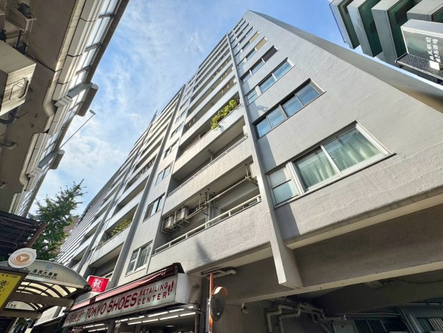 駅徒歩1分のポジションに建つヴィンテージマンション。池尻大橋の利便を日常使いできます。
