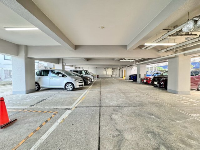 敷地内駐車場の様子が分かる一枚。車利用の選択肢も含め、都心生活の幅が広がります。