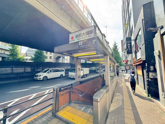 駅入口が身近に見える距離感。池尻大橋駅徒歩1分の強みが、日々の暮らしを支えます。