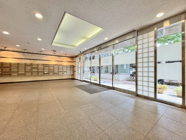共用部の整った印象が、建物全体の雰囲気を引き立てます。帰宅時も心地よい空間です。