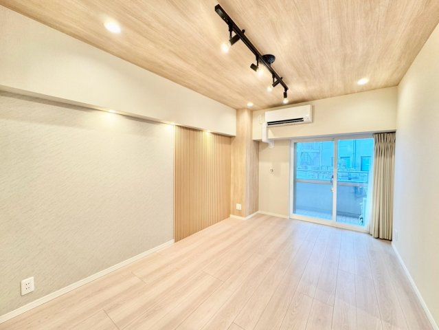明るい床材とアクセントが調和するリビング。家具を置いた後の暮らしも自然に想像できます。