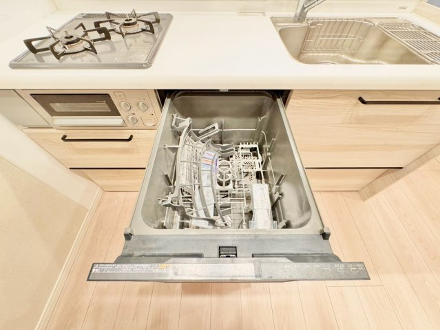 食洗機付きで、日々の家事負担を軽減。忙しい都心生活にも嬉しい、実用性の高い設備です。
