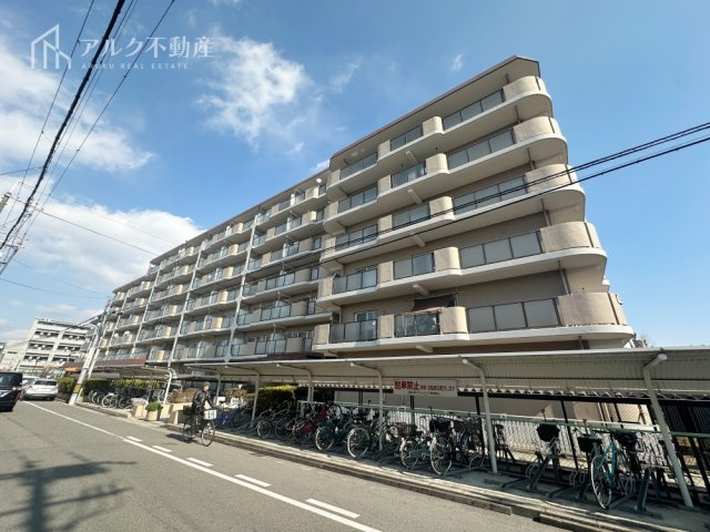 1979年4月竣工、総戸数192邸のビッグ・コミュニティ！小中学校まで徒歩10分圏内でお子様の通学にも安心です！