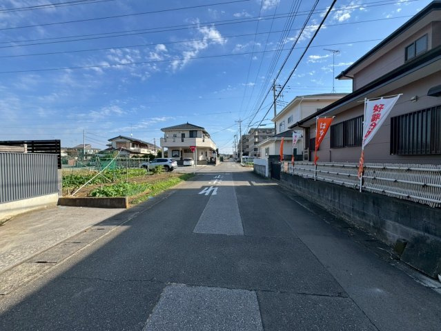 駐車や切り返しも楽々6ｍ道路です♪周辺環境は大切な要素ですので、道幅や駐車など、現地でしっかりとご説明させていただきます。