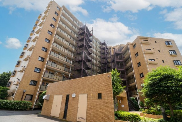 どっしりとしたフォルムが安心感を与える外観。周辺の落ち着いた街並みとも美しく調和しています。
