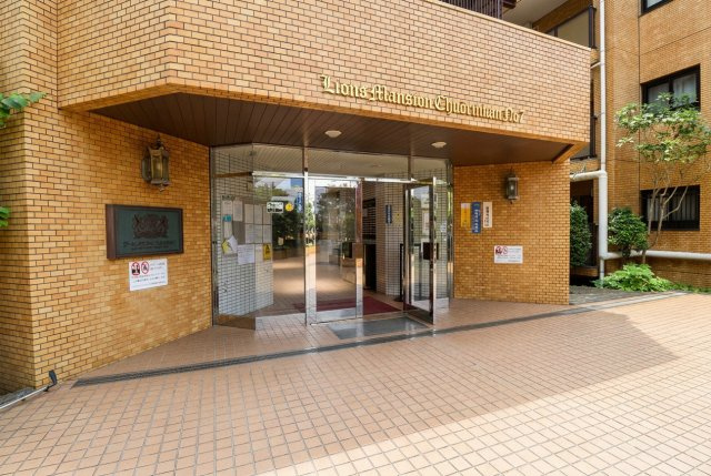 ライオンズマンションの品格を表す重厚な館銘板。エントランスは清掃が行き届き、管理体制の良さが伺えます。