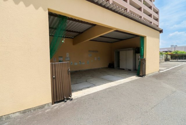 敷地内に設けられた専用のゴミ置き場。屋根と扉がついており、カラスなどの被害を防ぎ清潔に保たれています。
