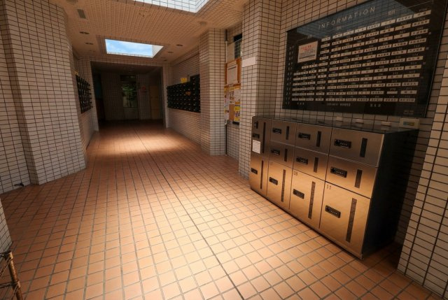 ご不在時でも荷物の受け取りが可能な宅配ボックスを完備。共用部ホールは広々としており、落ち着きのある空間です。