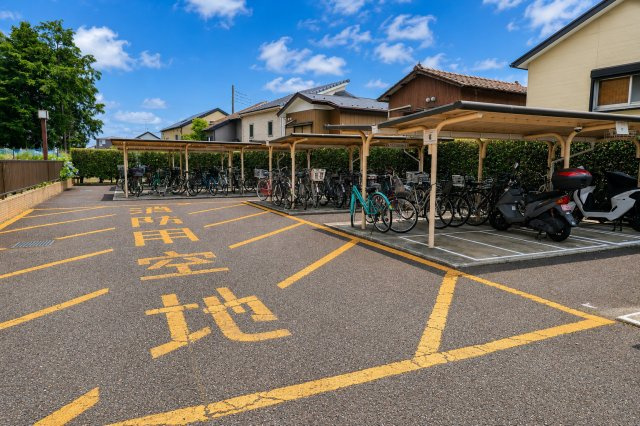 屋根付きで整理整頓された駐輪場・バイク置き場。機械式で無料の区画もあり、空き状況にもゆとりがあります。