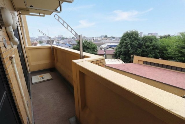 前面に視界を大きく遮る高い建物がなく、開放感のある眺望。南西向きのため日当たり・通風ともに良好で、お洗濯物もよく乾きます。