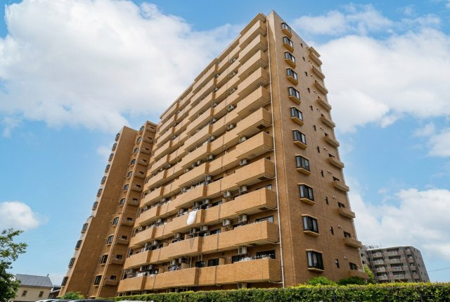 地上11階建ての堂々とした佇まい。総戸数109戸のスケールメリットを活かした、安心感のあるマンションです。