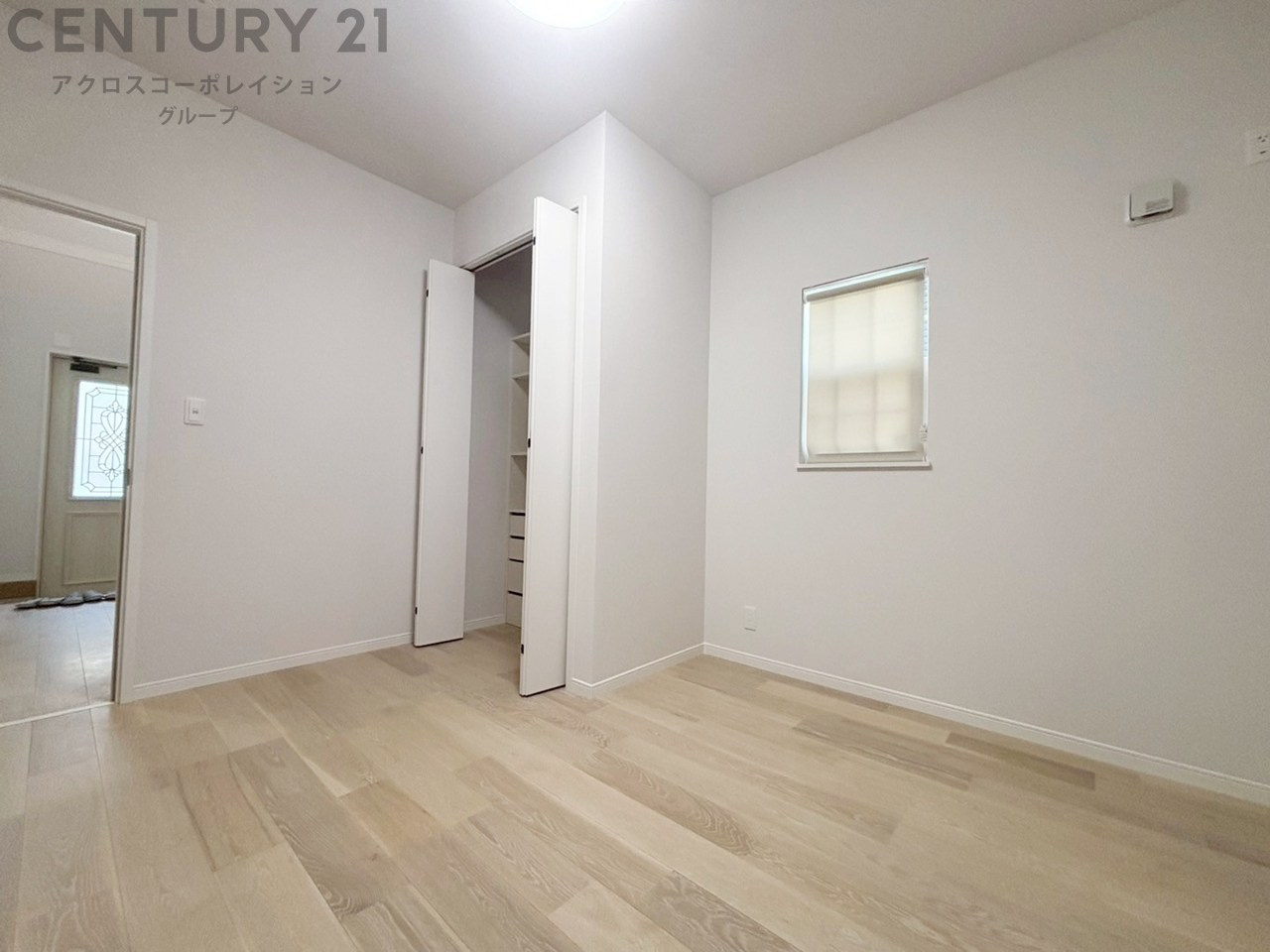 明るい色合いのフローリングとクロスを使用した洋室は家具やインテリアとも調和しやすく空間が広く感じられ開放感を生み出します。自然光を効果的に反射し、室内を明るく保つため、日中の照明使用を抑えられます。