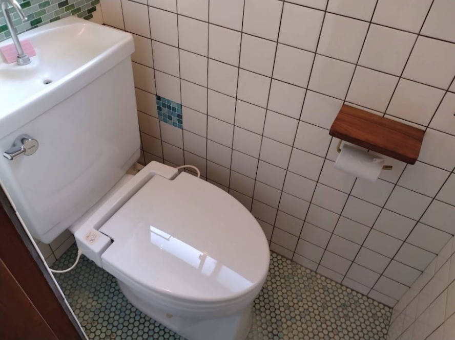 温水洗浄便座や木製の棚付きペ－パ－ホルダ－など、現代の快適設備をしっかり備えたこだわりの空間です。