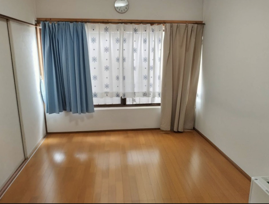自然光がたっぷりと差し込む明るい洋室です。収納力のある大型クロ－ゼット付きで、お部屋を広くのびのびとお使いいただけます。
