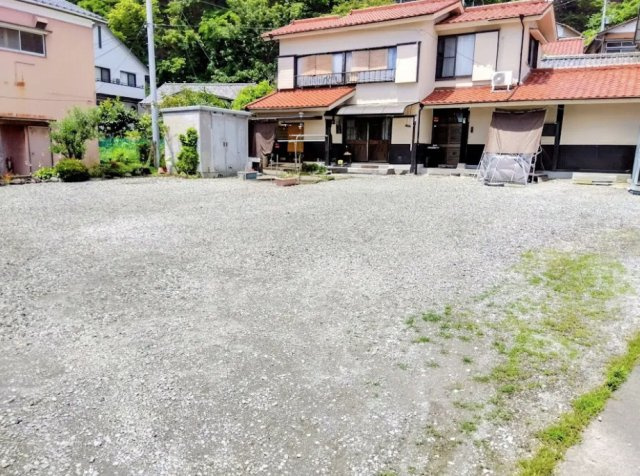 前面には10台の駐車が可能な広々としたスペ－スがあり、来客時や大きなお車をお持ちの方でも安心の住環境です。