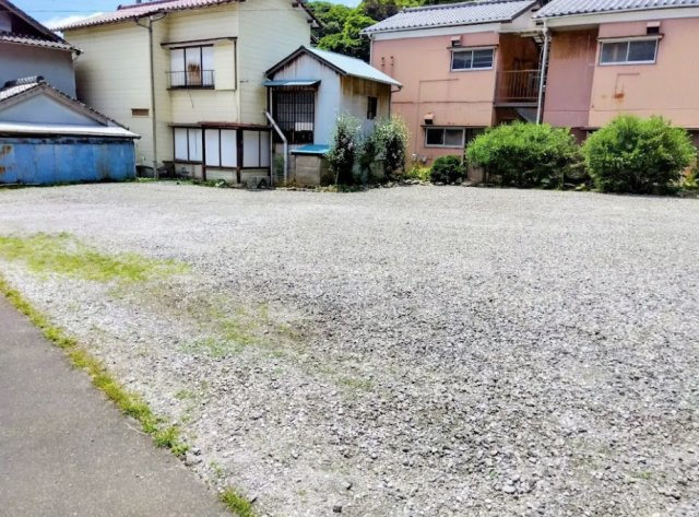 ゆとりのあるスペ－スは複数台の駐車や作業にも最適です。周囲の建物とも適度な距離があり、陽当たりや風通しの良さを感じられるのどかな住環境です。