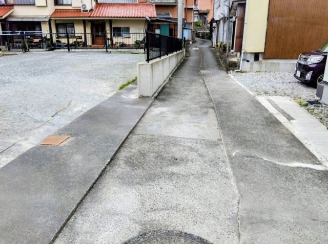 前面道路は、足元が安定したコンクリ－ト舗装です。敷地への出入りやお車の運転もスム－ズに行える、毎日の暮らしに安心で快適なアプロ－チです。