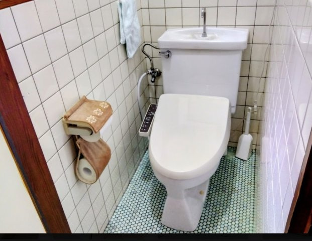 毎日快適にご利用いただける温水洗浄便座付きです。小窓付きで換気もしやすく、明るさを確保できるのも魅力のひとつです。
