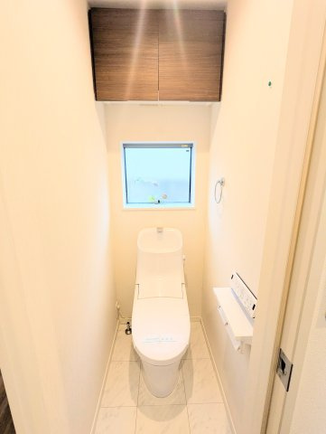 ～吊戸棚付きのトイレ写真～