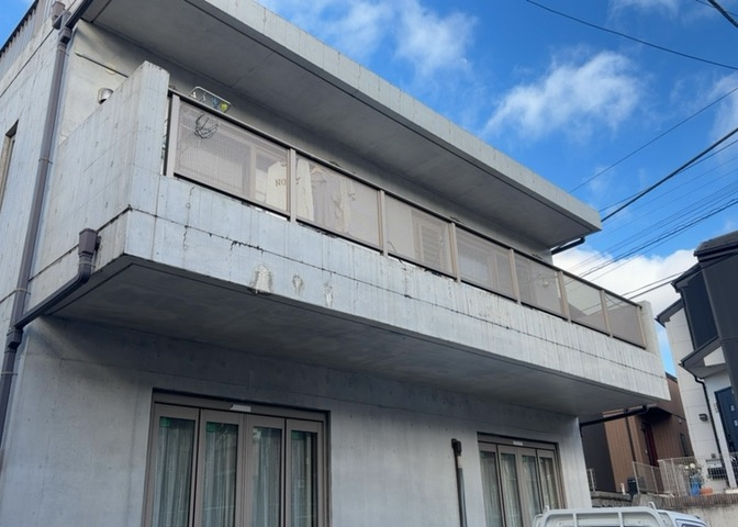 バルコニーは、室外の専用スペースのうち、「屋根がなく開放された空間」であるものを指します。ベランダより広いタイプのものが多く、日当たりもよいため家庭菜園などを楽しみたい人にとって適した環境となります。