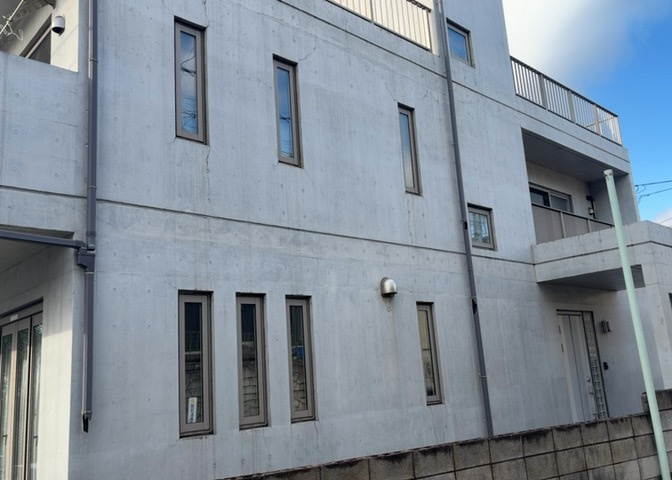 木造住宅とは土台、壁、柱など建築物の強度を支える構造体の材に木が使用されている構造を指します。構造体は建物の自重を支えるだけではなく風圧や水圧、積裁荷重などあらゆる衝撃に耐えるための基礎です。