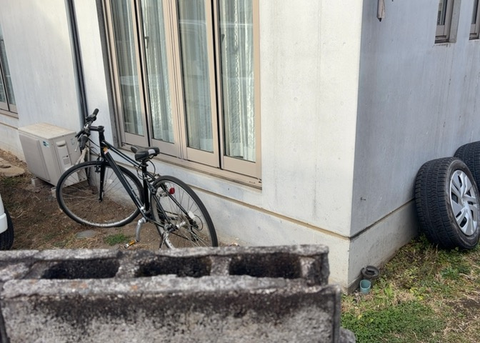 建物の基礎工事の方法は、主流となっているベタ基礎（防湿基礎）と布基礎の2種類に分類され、床下の通気性や耐久性などに違いがあります。建物の基礎部分の構造や付帯設備など詳細については現地でご確認ください。