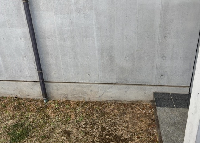 床下換気口は、床下に湿気がこもることを防ぎ、効果的に換気を行うために設置されています。床下換気口が設置されていない建物は、基礎パッキング工法などにより換気を行なっています。詳細は現地でご確認ください。