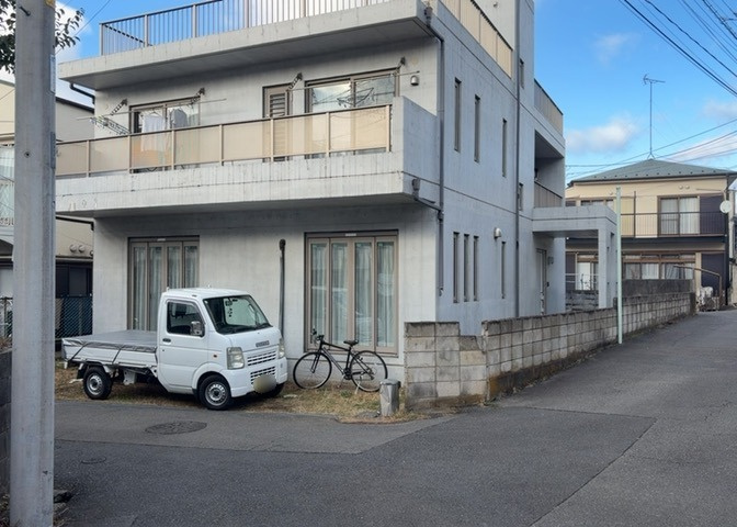 南側道路の場合は長い時間光を入れ込むことができるため、庭やリビングを道路側に持ってくることが多く土地価格も高い傾向にあります。一方北側道路だとリビングや庭が南側になりプライバシーを守ることができます。