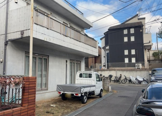 東側道路の場合は居室を南向きに設計しやすいため、朝日が入りやすいというメリットがあります。一方、西側道路も東側同様に居室を南向きに設計しやすいのですが、住宅地だと朝日が入りにくいという弱点があります。