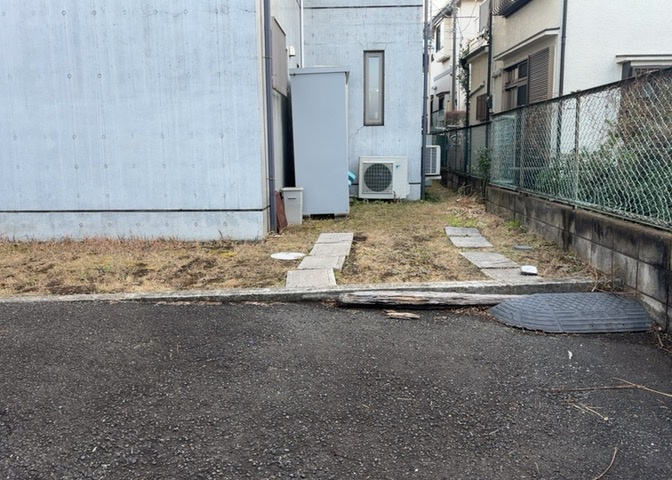車一台あたりに必要なスペースは、標準サイズの普通自動車で横幅2m50cm、長さ5mは必要になります。ただし、乗降のことも考慮して横幅3m30cm、長さ5m50cmほどは確保できるところを選びましょう。